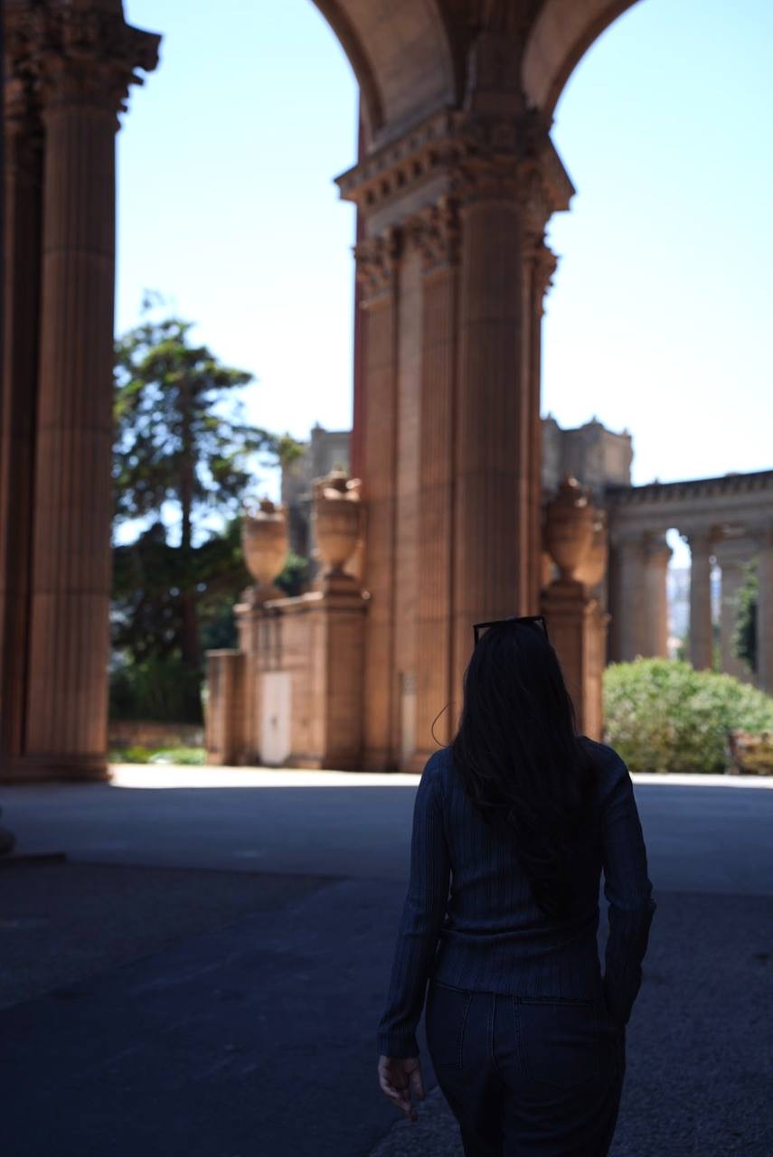 A portrait from behind beneath the Palace arches